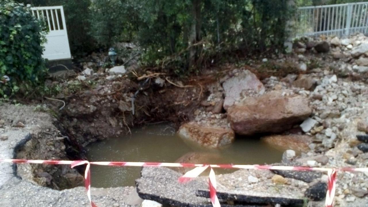 Il dilavamento del terreno presso la ferrovia Sassari-Alghero nella zona di Monte Baranta
