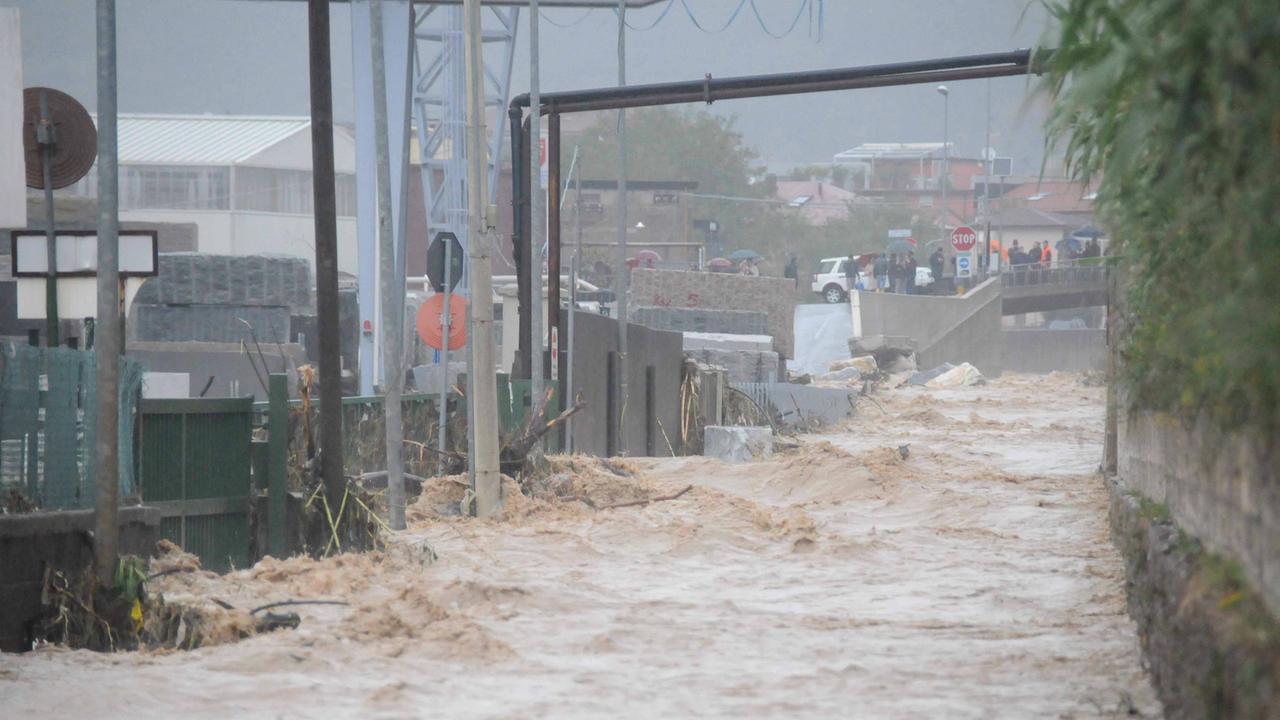 L'esondazione del Carrione il 5 novembre di due anni fa