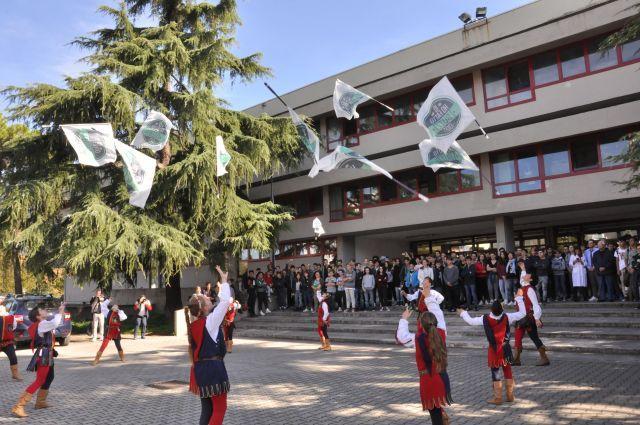 I piccoli sbandieratori davanti all'istituto Buzzi