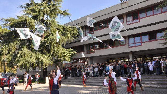 I piccoli sbandieratori davanti all'istituto Buzzi