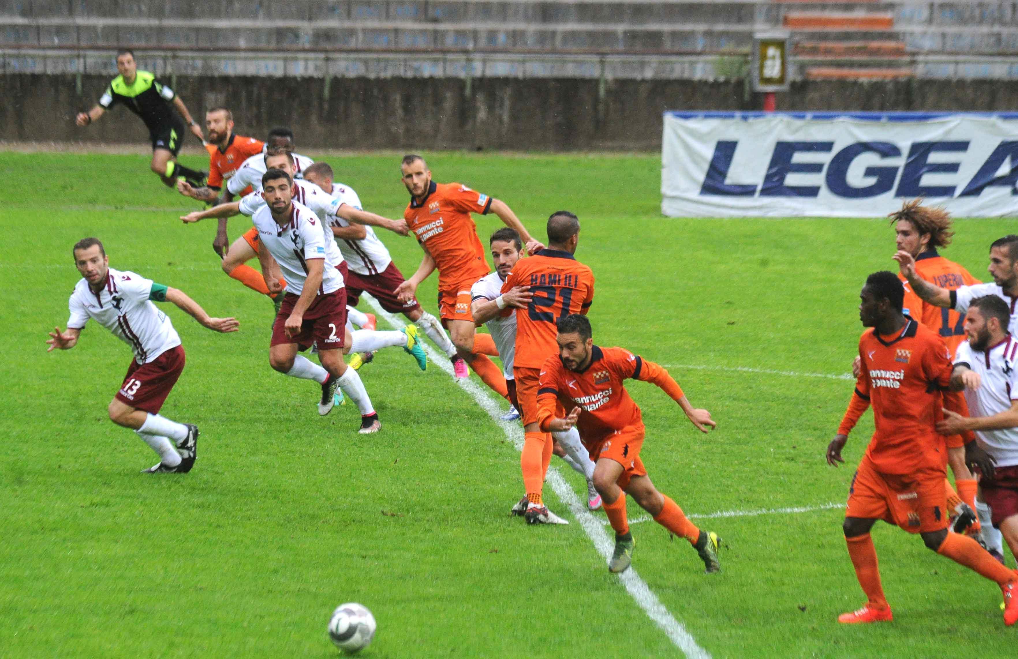 Un contropiede della Pistoiese contro l'Arezzo (1-1) (Foto Gori)