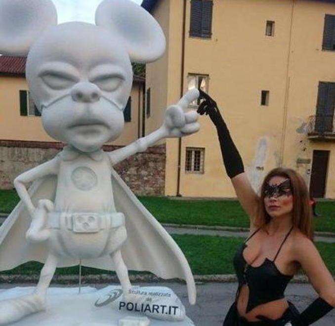 Una cosplayer particolare in città 