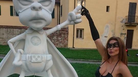 Roberta Gemma accanto alla statua del personaggio di Ortolani Rat-Man (dal suo profilo Fb)