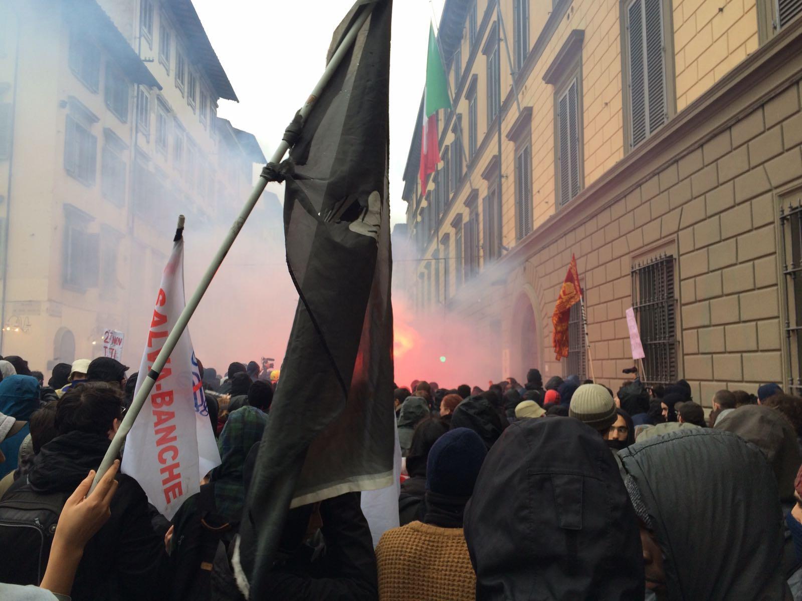 Il corteo dei No Salvabanche quando sono iniziati gli scontri