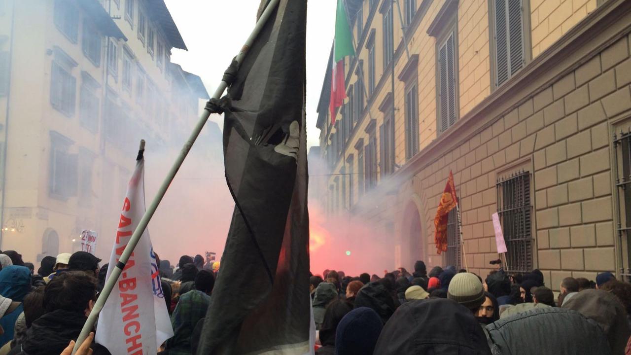 Il corteo dei No Salvabanche quando sono iniziati gli scontri