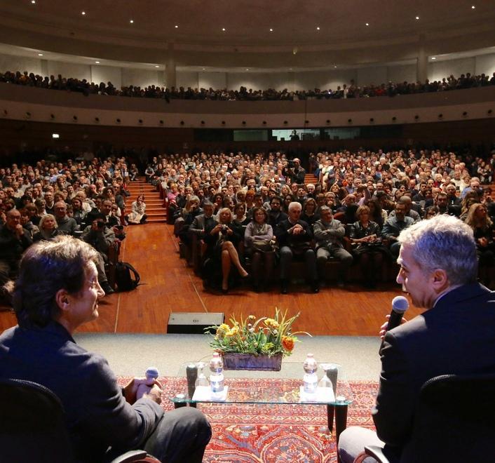 Modena, Alex Zanardi fa impazzire il Forum: «Seguo solo il cuore» 