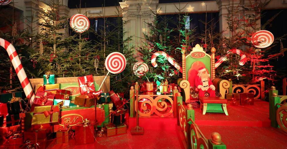 Babbo Natale seduto sul suo trono al Tettuccio (Foto Nucci)