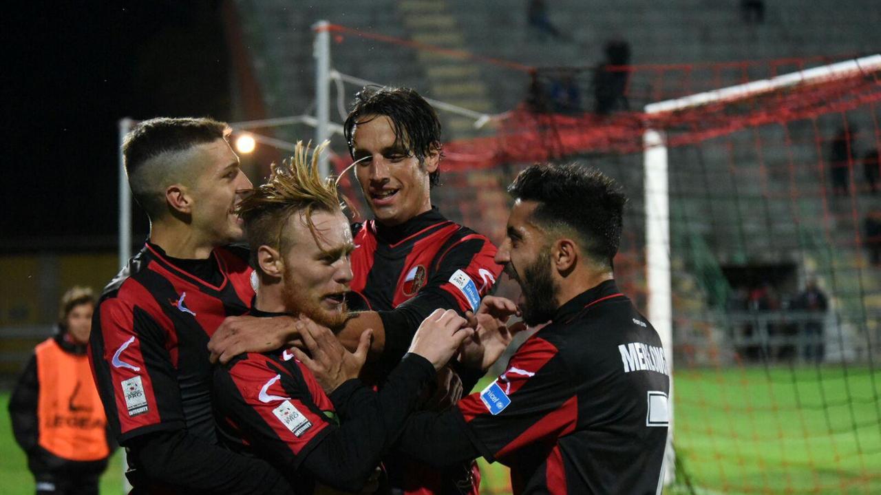 La gioia dei rossoneri dopo il gol di Di Feo (Foto Sernacchioli)