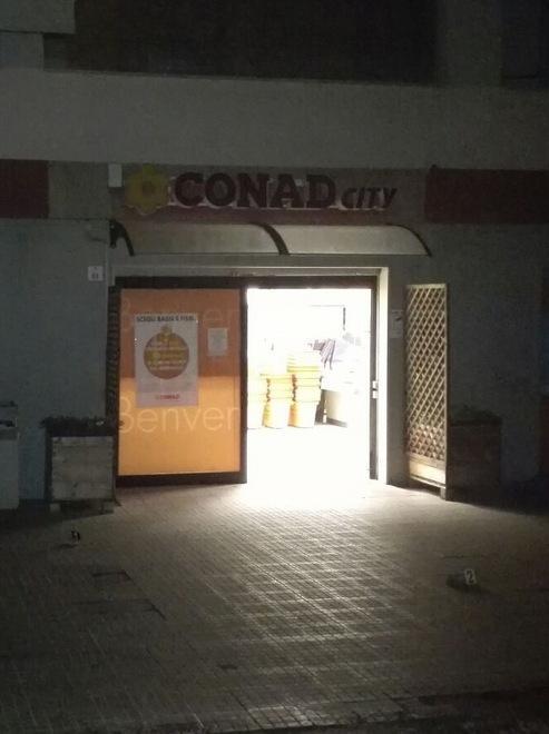 Alghero, rapina al Conad: è caccia ai banditi dilettanti 