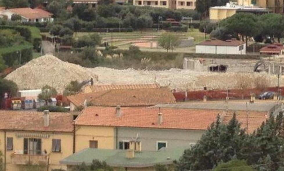 Tre anni con le macerie dell’ecomostro di Procchio 