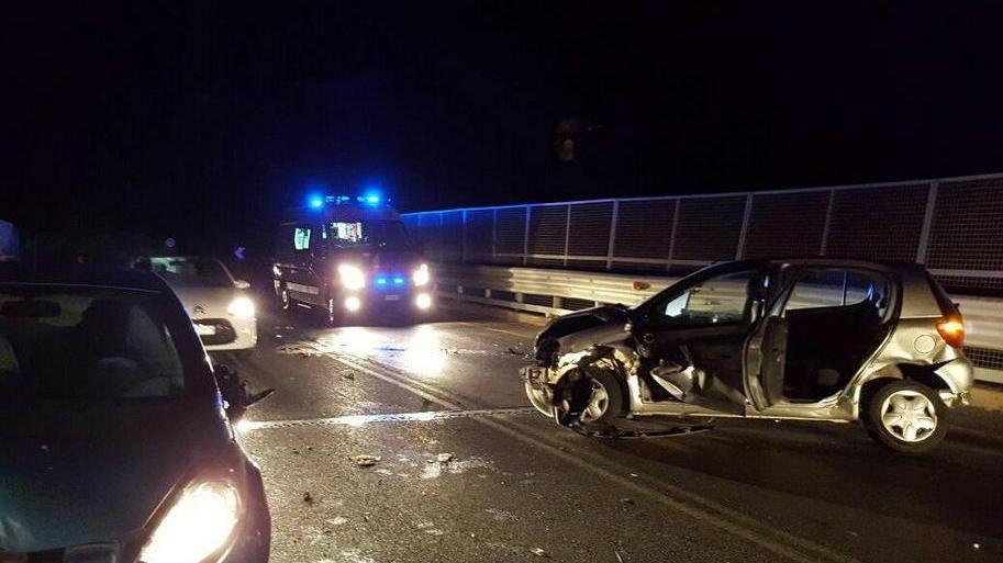 Schianto sul cavalcavia, 5 feriti