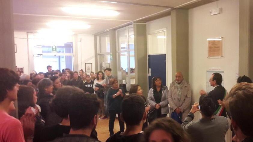 Il silenzio di 200 studenti per ricordare la bella Elena
