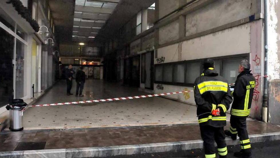 Piove, frane e intonaci che cadono