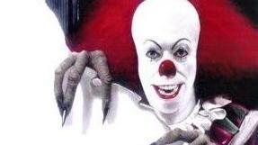 Mazza e maschera da clown terrorizza gli automobilisti