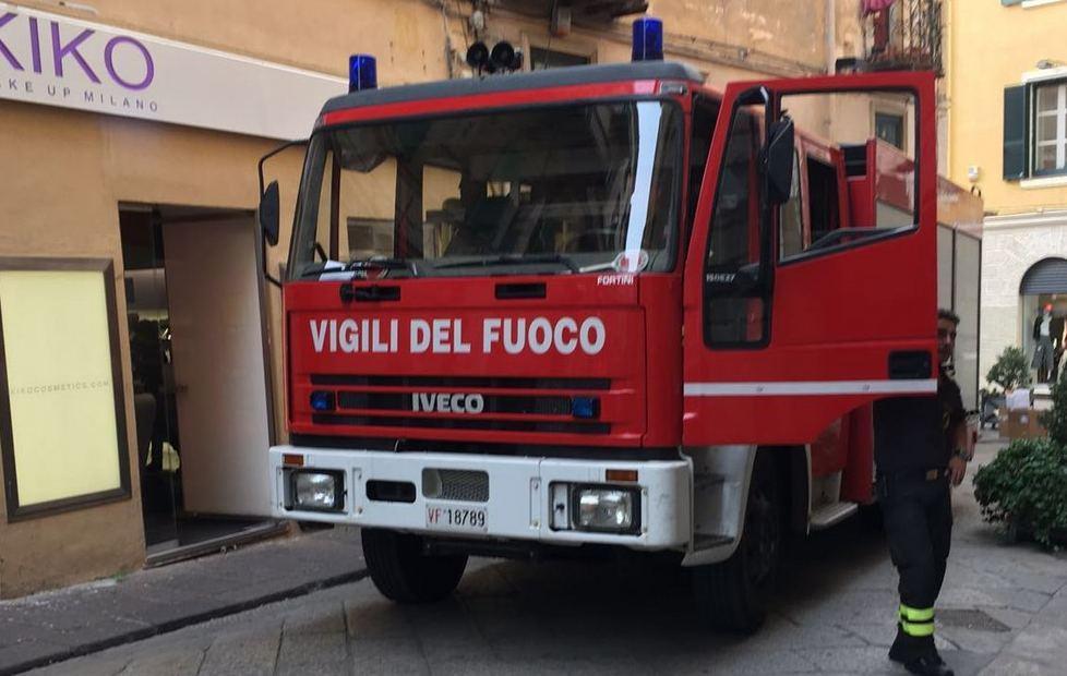 Fuoco in un cortile di via Luzzatti 
