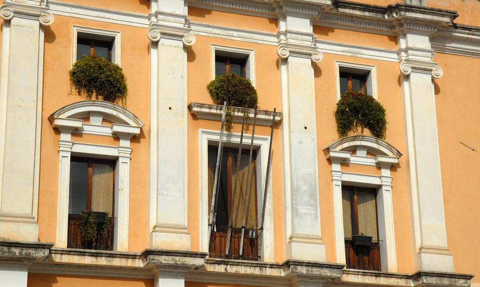 In Comune spariscono le bandiere