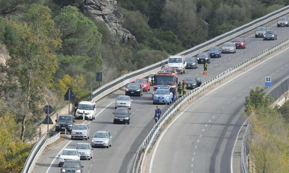 Scontro tra auto, caos sulla 131 Dcn