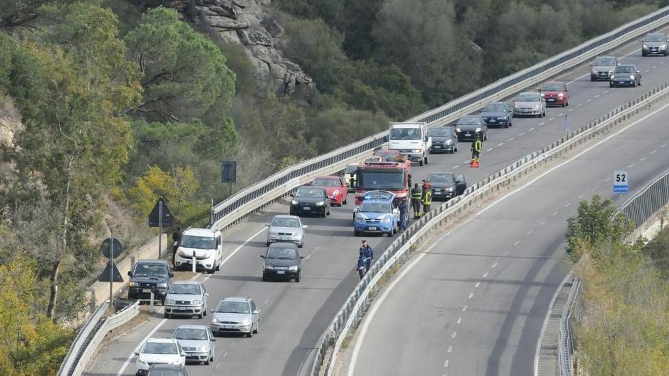 Scontro tra auto, caos sulla 131 Dcn
