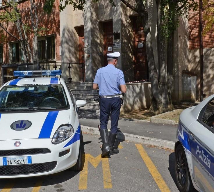 Bivacca dentro l’ospedale e minaccia i passanti: preso 