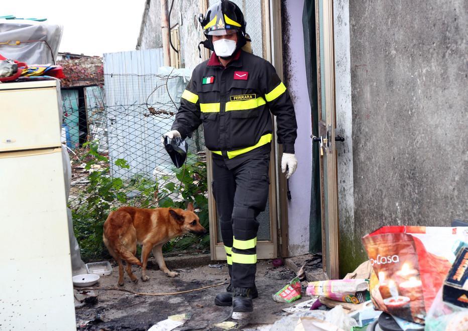 Fiamme in casa, aiuti ai residenti 