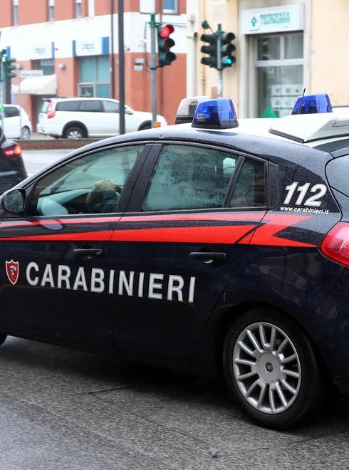 Scappa con la bici rubata Bloccato, picchia i carabinieri 