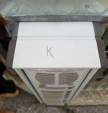 Il segno “K” sui campanelli delle case a Malboghetto 