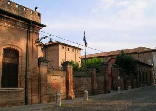 Sosta in caserma, bocciate le nuove regole