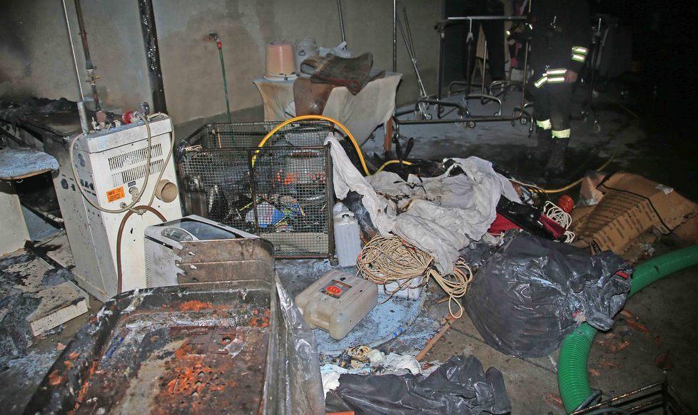 Rogo in un’azienda tessile mentre gli operai lavorano