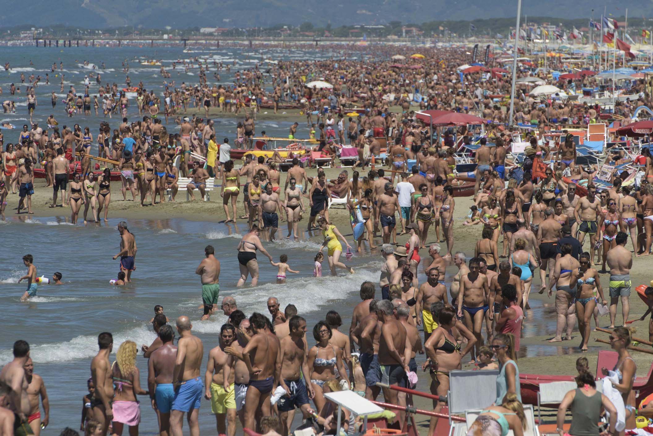 Turisti in spiaggia a Lido di Camaiore
