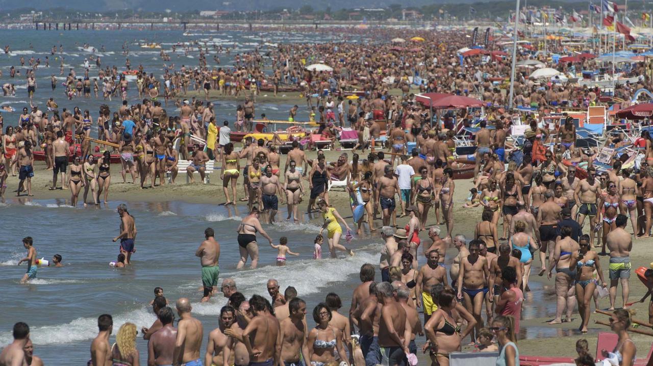 Turisti in spiaggia a Lido di Camaiore