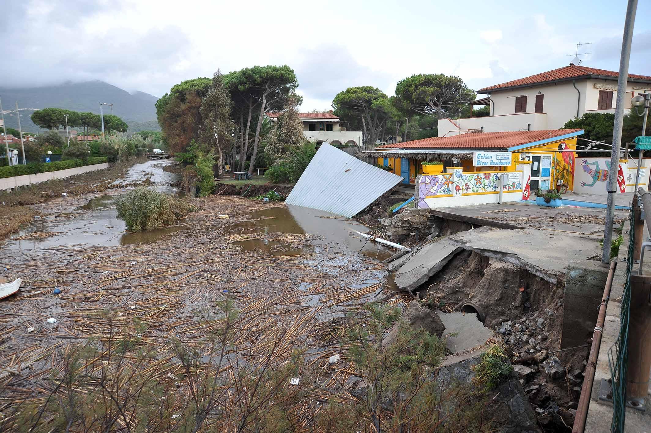 Il beach Bar devastato dall'alluvione del 7 novembre 2011 (foto Gio' Di Stefano)