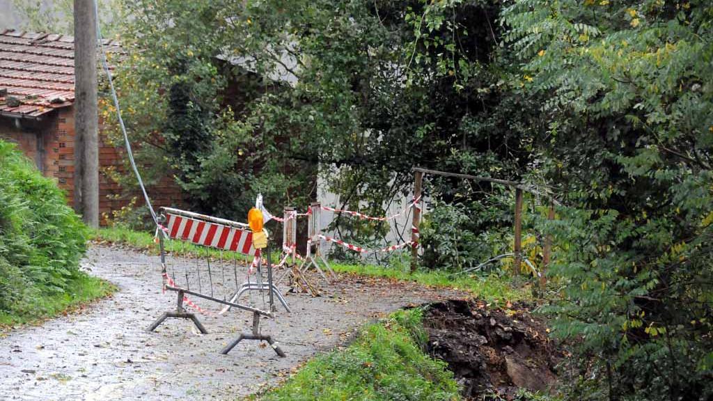 La strada chiusa per la frazione di Metti