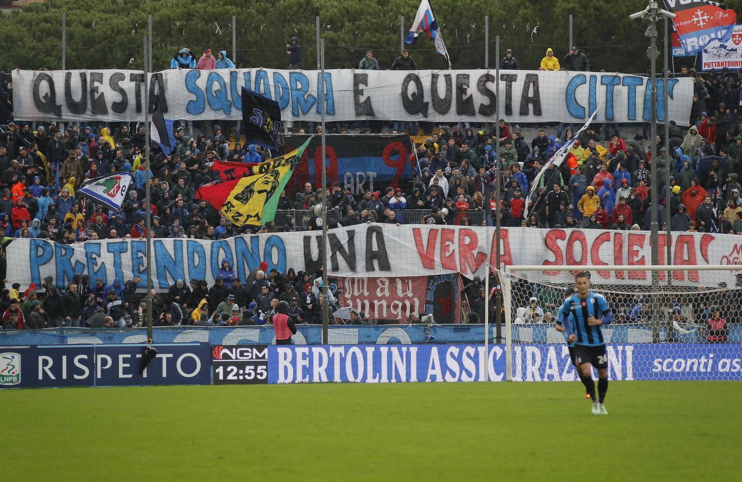 Lo striscione in curva nord nella gara contro il Perugia