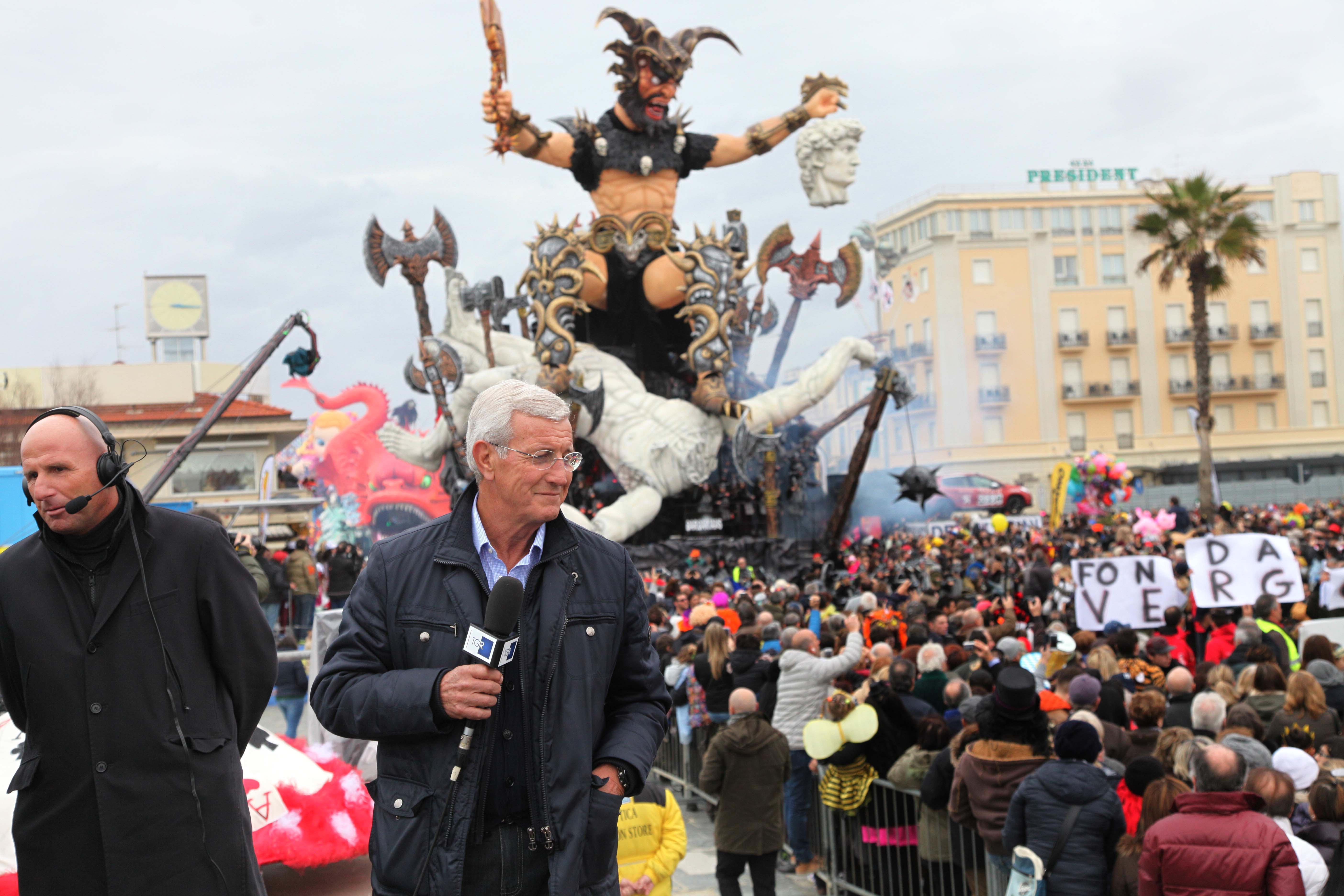 Marcello Lippi al Carnevale di Viareggio in piazza Mazzini