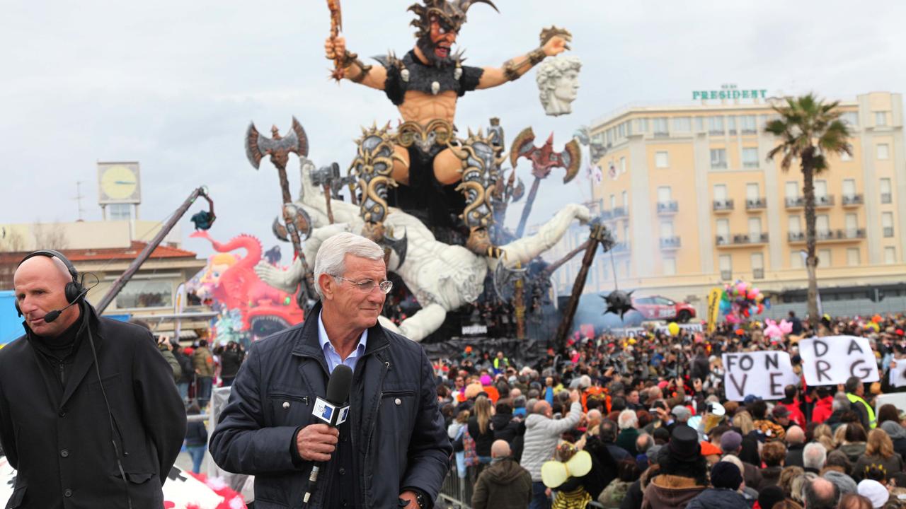 Marcello Lippi al Carnevale di Viareggio in piazza Mazzini
