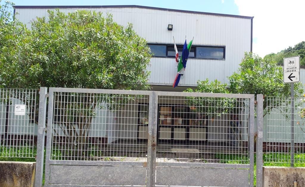 L'ingresso della scuola media di Cargeghe