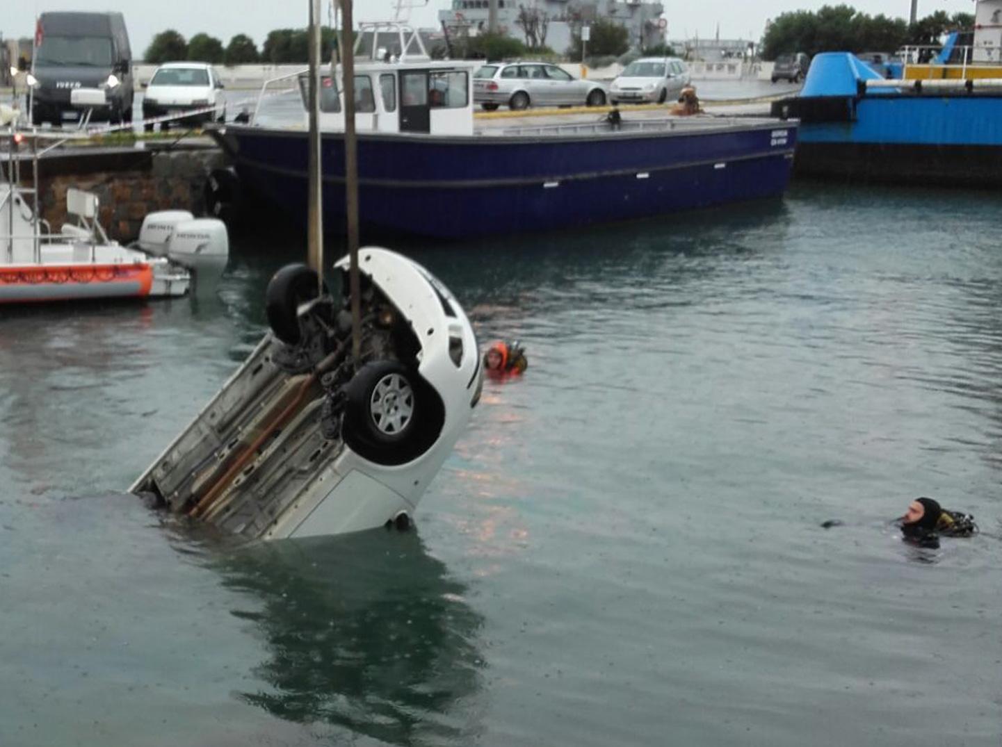 Il recupero dell'auto caduta nel mare del porto (foto Mario Rosas)