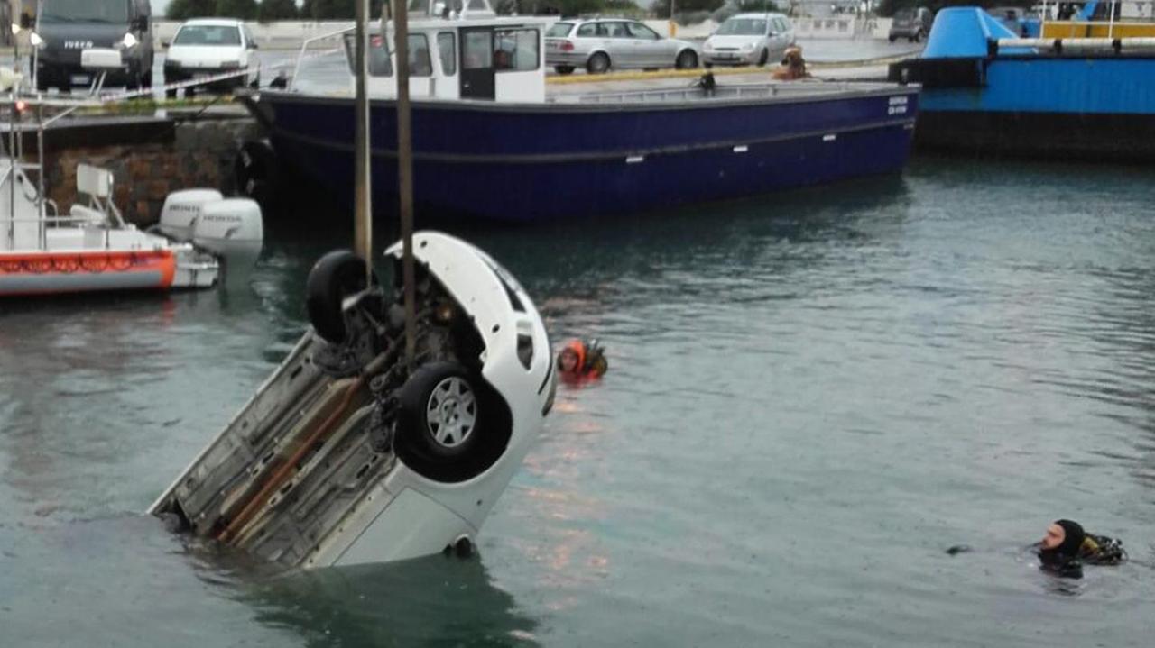 Il recupero dell'auto caduta nel mare del porto (foto Mario Rosas)