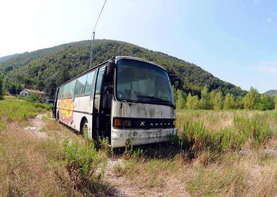 Discariche lunigianesi, tra i rifiuti spunta anche un bus