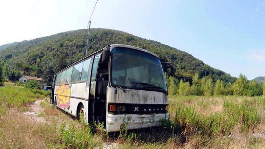Discariche lunigianesi, tra i rifiuti spunta anche un bus