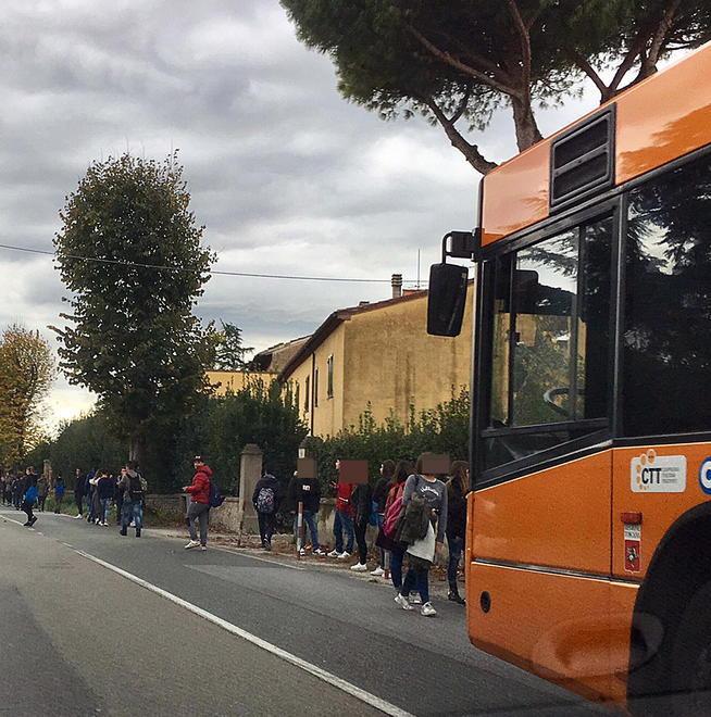 Il bus si ferma e scarica gli studenti per strada 