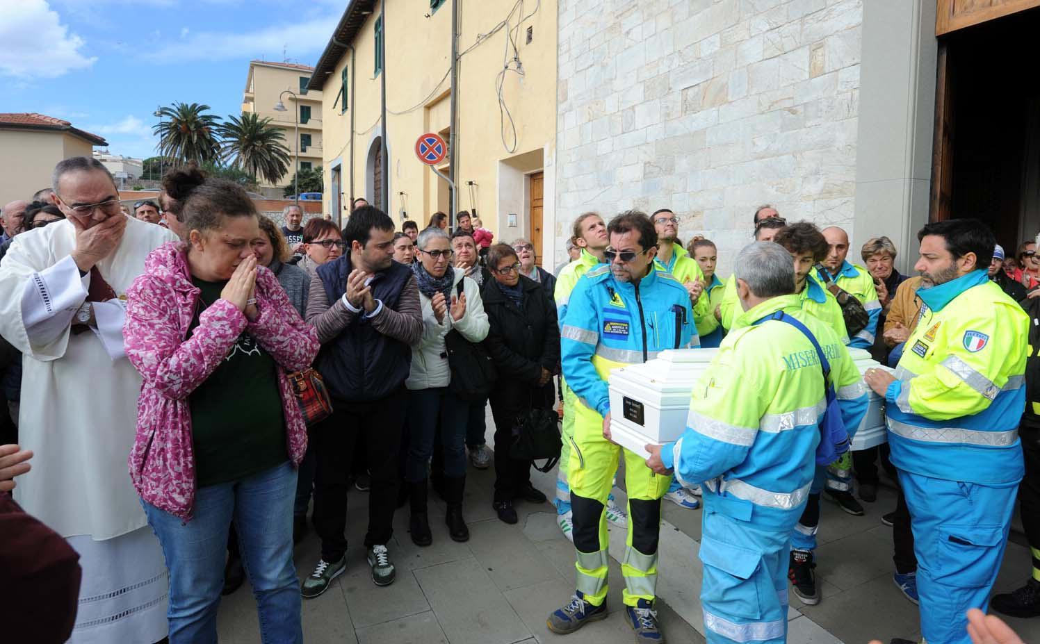 La piccola bara esce dalla Misericordia tra gli applausi (PaBar)