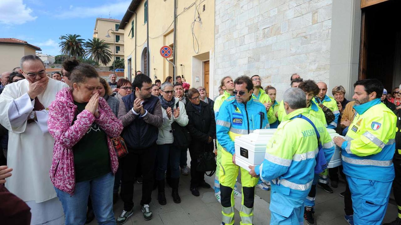 La piccola bara esce dalla Misericordia tra gli applausi (PaBar)