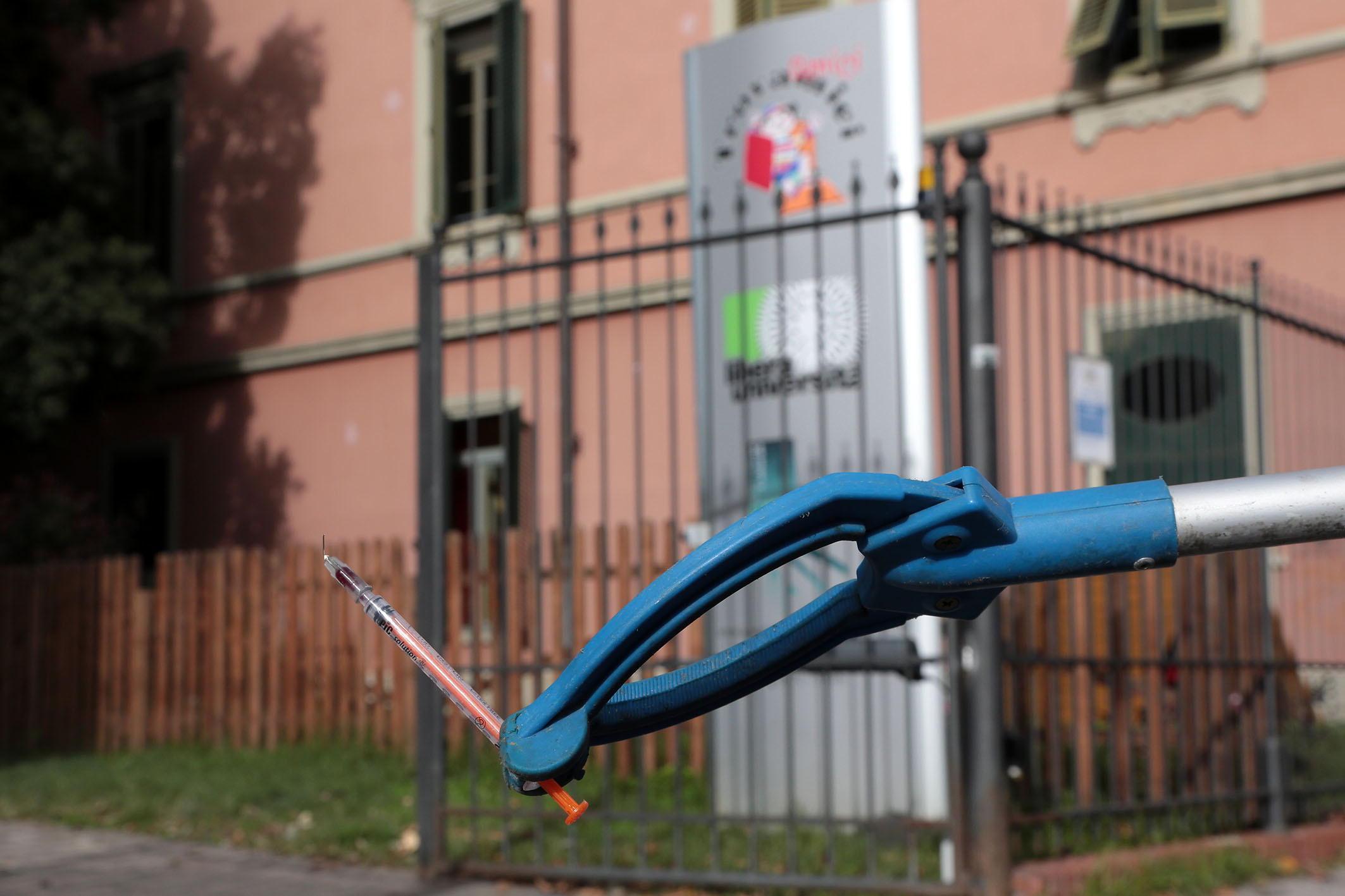 La siringa trovata davanti al centro Trovamici (Foto Agenzia Carlo Sestini)