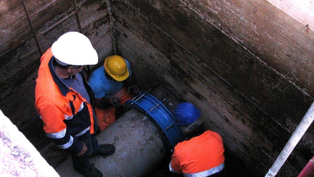Operai di Abbanoa al lavoro