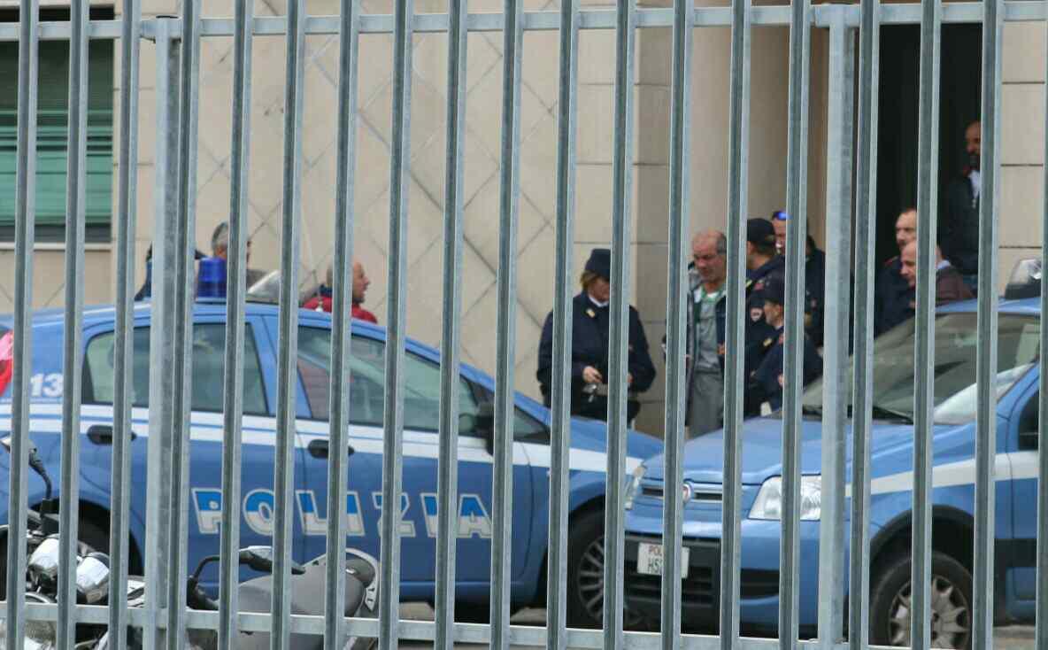 Il presunto omicida mentre esce dal commissariato di polizia (foto Ciurca/Paglianti)