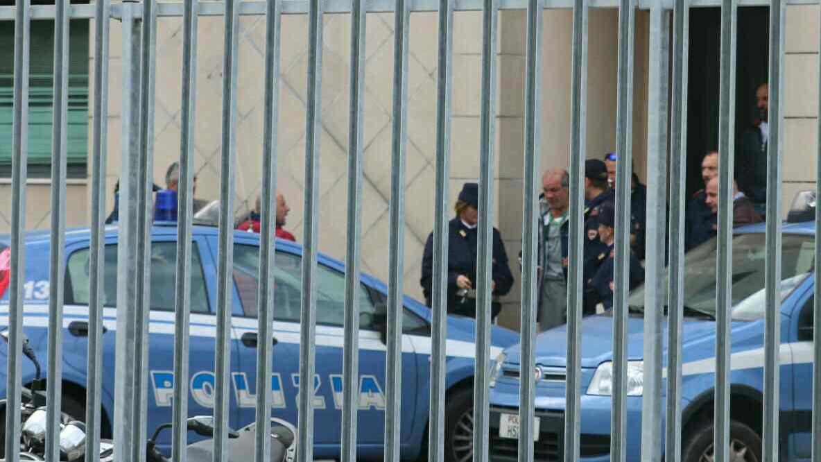 Il presunto omicida mentre esce dal commissariato di polizia (foto Ciurca/Paglianti)
