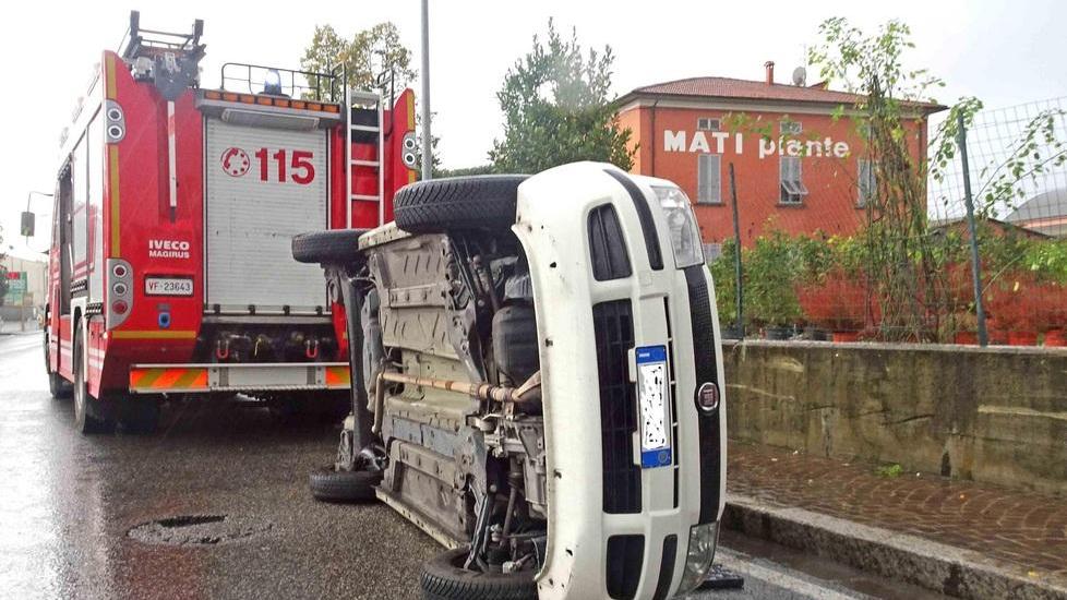 Si ribalta con l’auto sulla Bonellina