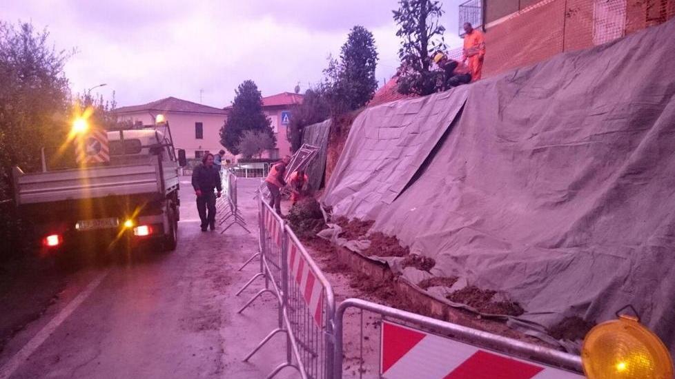 Muro crolla in strada paura a Massarella per una fuga di gas
