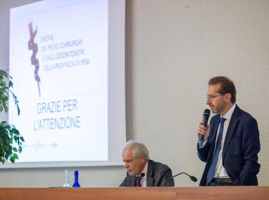 Il camice bianco si sta tingendo di rosa
